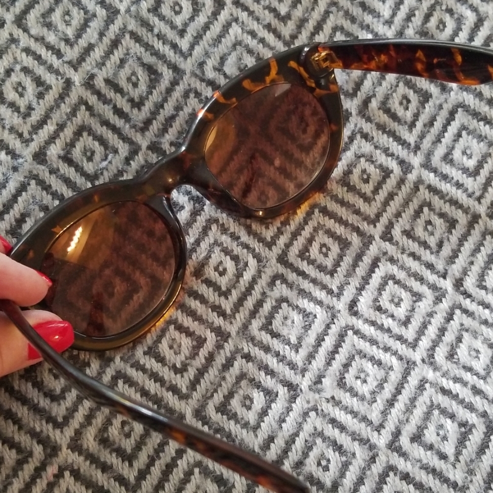 Tortoise Shell Sunglasses 😎 - Picture 3 of 3